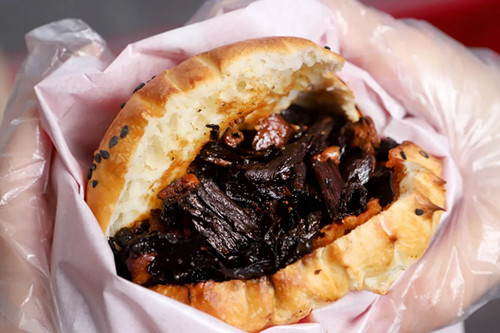 年轻人的消费主场，开家国潮汉堡店太赚了！